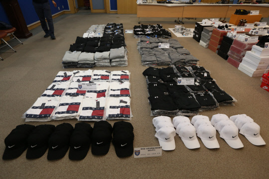 특허청 상표권 특별사법경찰이 중국에서 들여온 위조상품을 판매하다가 적발된 2개의 유통조직으로부터 압수한 물품으로, 이들이 반입한 위조상품은 28만여 점(정품시가 715억원 상당)에 이른다. 특허청 제공